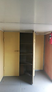 Металлический шкаф в бытовке